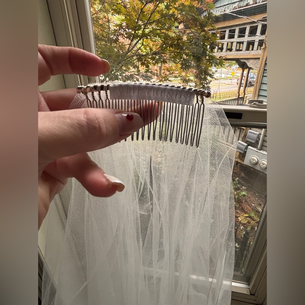 Elegant White Bridal Veil with Comb - Veil Trends